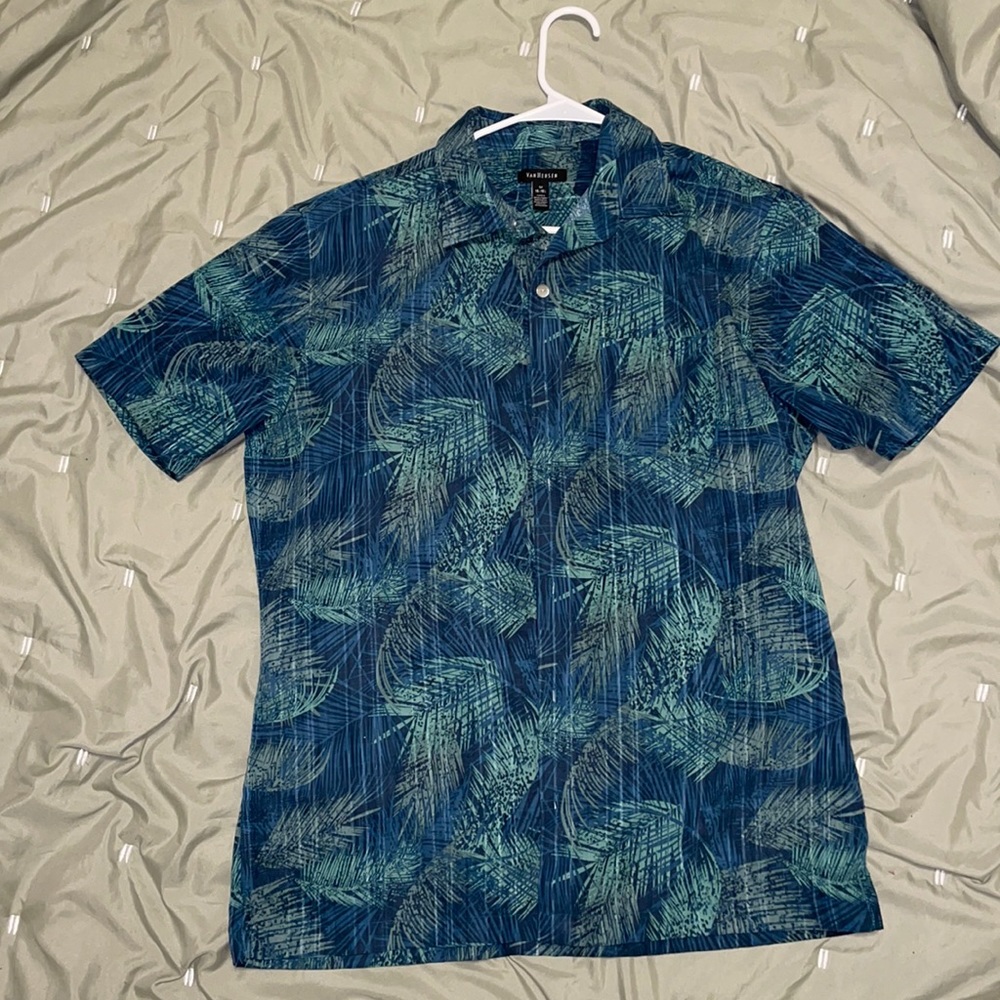 Men’s Van Heusen short sleeve shirt size M